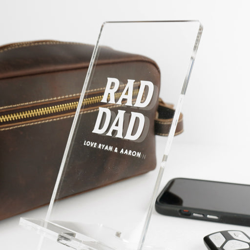 Engraved phone stand – a thoughtful and unique gift