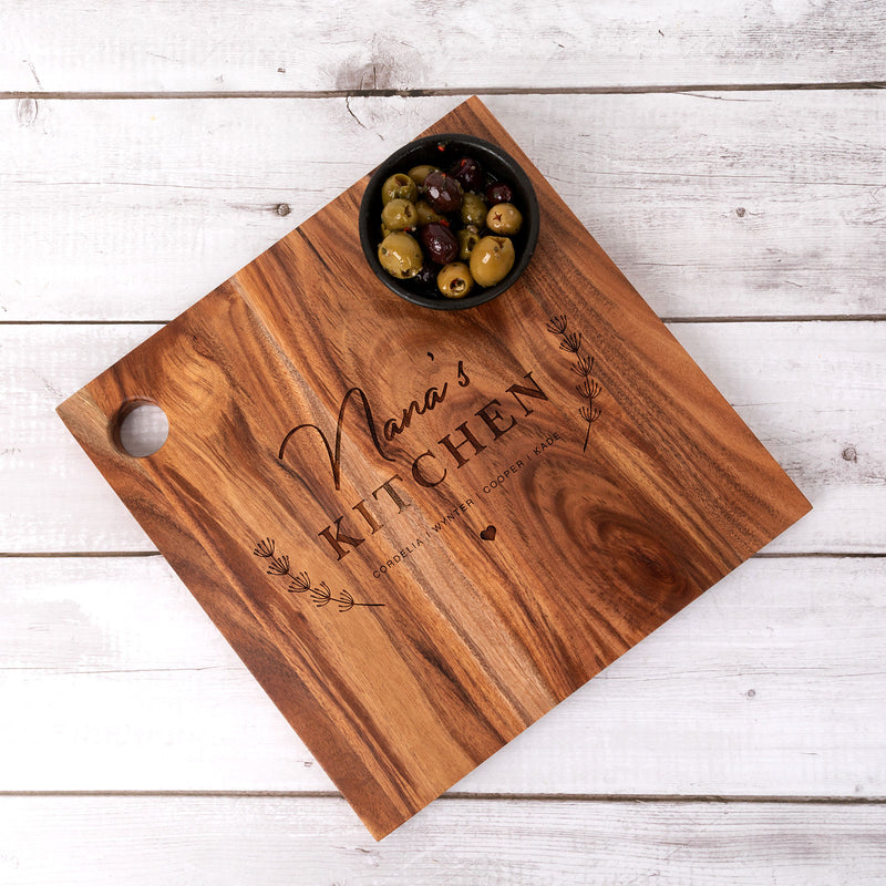 Natural Acacia serving board with personalised message for motherly figures